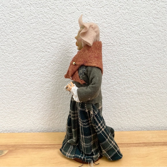 Vintage Byer’s Choice? Christmas Caroler Old Woman Christmas 11” Doll Decor - Picture 5 of 11